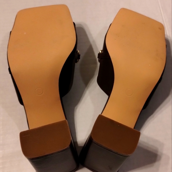 Liliana Block Heel Sandals Brown w/ Gold Link Accent Size 8 - NWOT - Picture 3 of 3